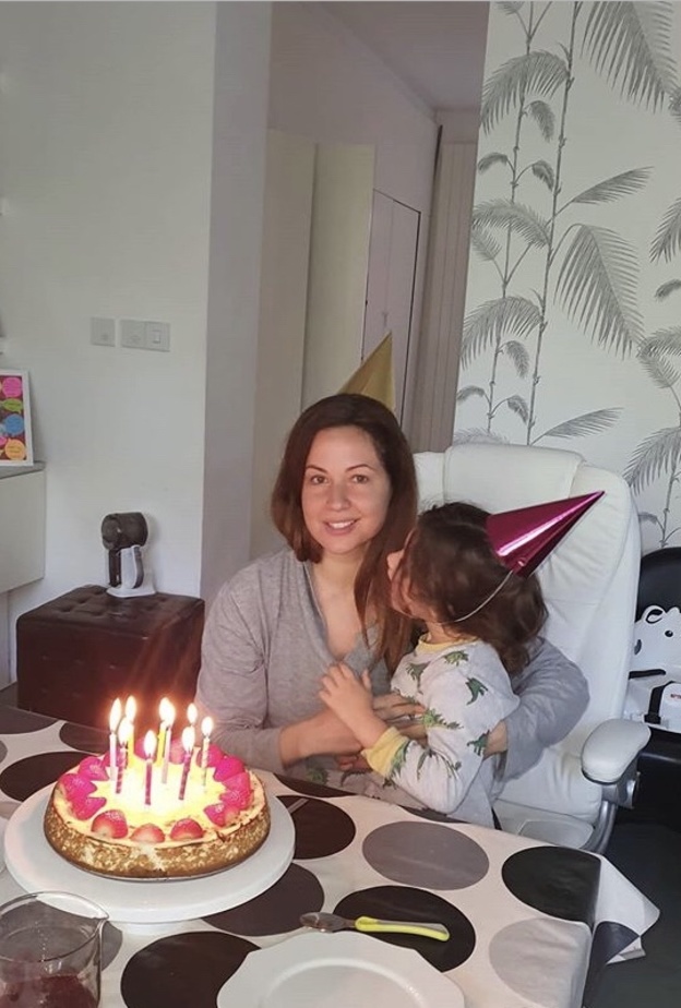 صورة معبرة من احتفال ريا أبي راشد بعيد ميلادها في منزلها 