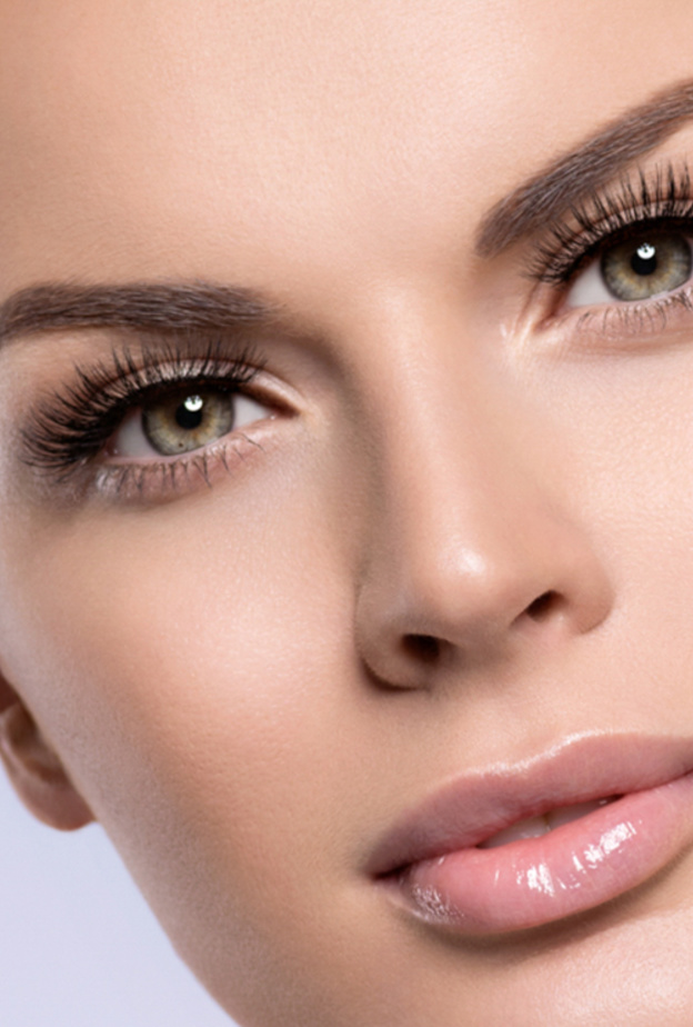 زيت الخروع يعمل على تطويل الرموش وتكثيفها