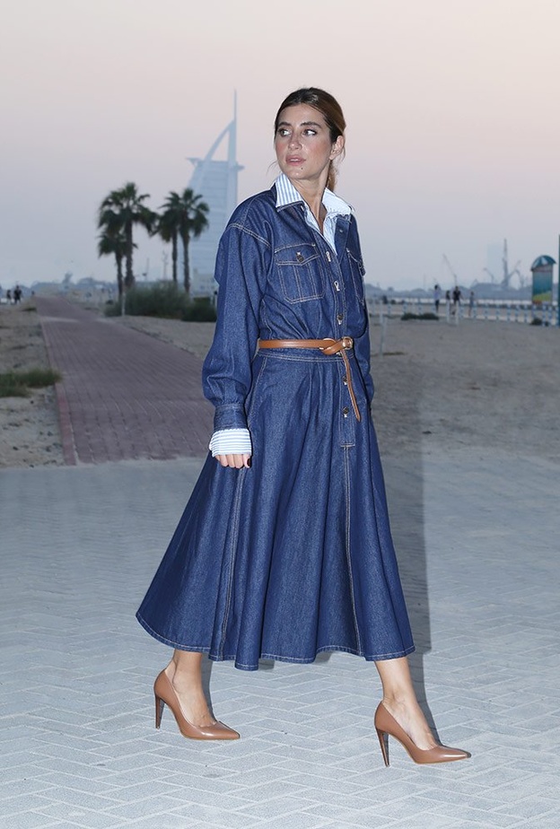  تنسيقات تجمع بين الأناقة والعصرية في فساتين الجينز