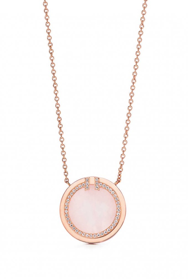 قلادة دائرية من مجموعة Tiffany T مصنوعة من الأوبال الوردي ومزينة بالألماس من Tiffany & Co