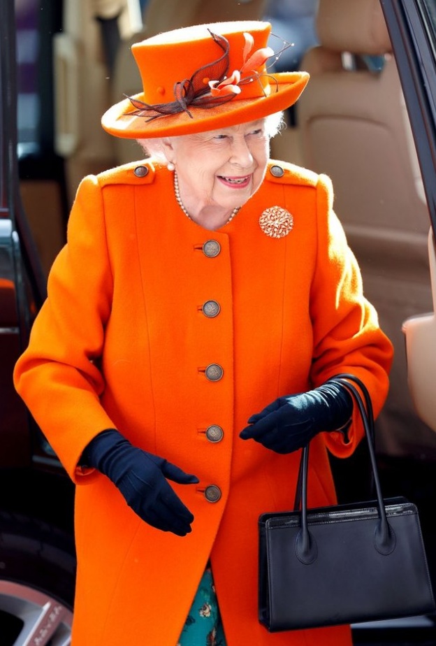 ما هي الرسائل الخفية التي ترسلها الملكة إليزابيث الثانية عبر حقيبة يدها؟