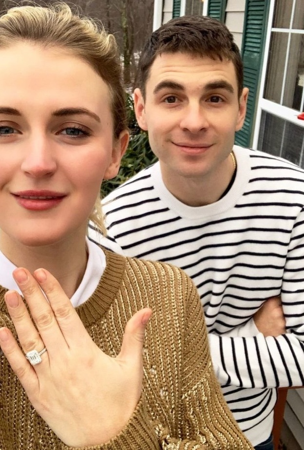 كارلي كاتالانا تستعرض خاتم الخطوبة