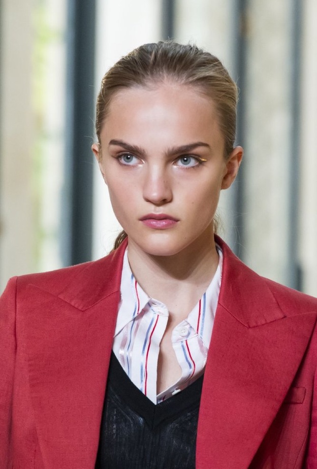 احدث الوان احمر الشفاه بدرجات الزهري لعيد الفطر من Altuzarra