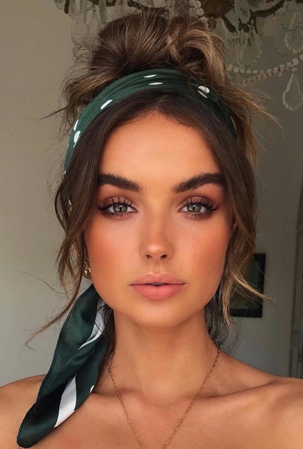  تسريحة الشعر العفوية مع الكعكة