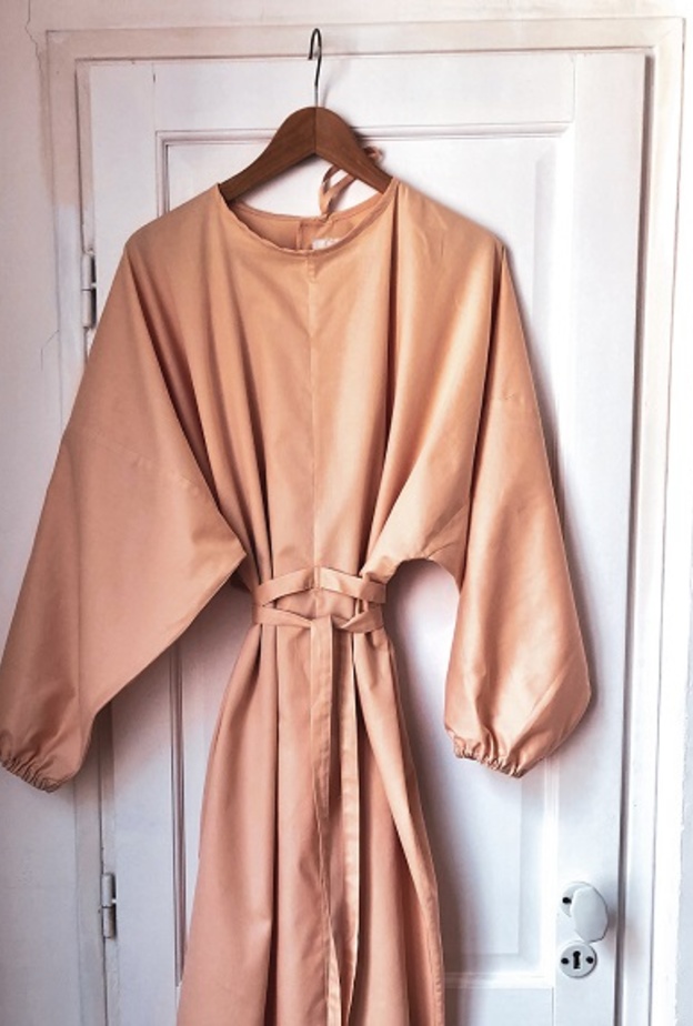 Chloé تقوم بإنتاج وتزويد الأثواب الطبية إلى مستشفيات باريس