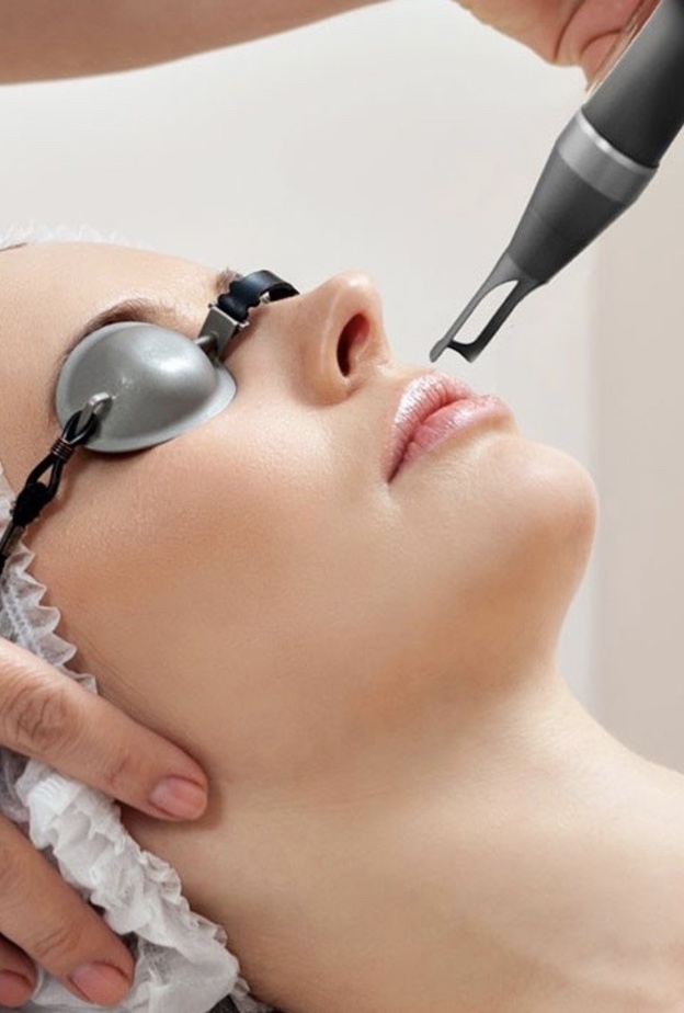  الاحمرار وتهيج الجلد يعد من أهم مخاطر عملية إزالة الشعر بالليزر