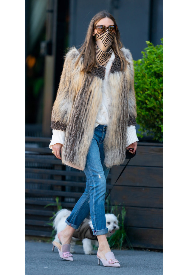  الجميلة OLIVIA PALERMO بموضة الجينز مع الجاكيت الفرو الطويلة والعصرية