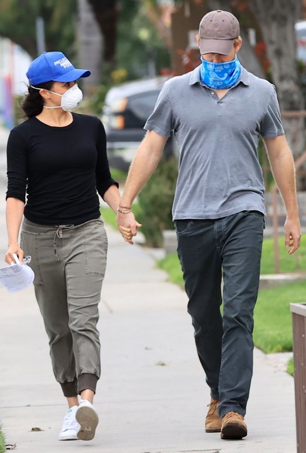 بالأقنعة الطبية.. هكذا تواجه علامات الأزياء التي تفضلها العائلة المالكة البريطانية الكورونا