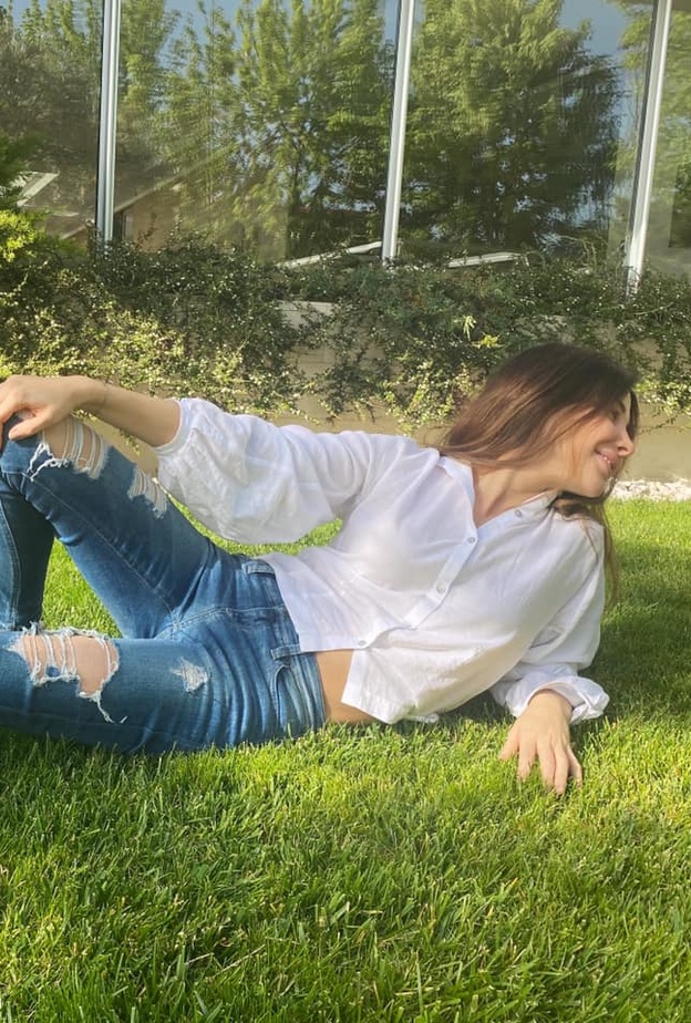  نانسي تختار القميص الابيض للاحتفال بعيدها في الحجر المنزلي