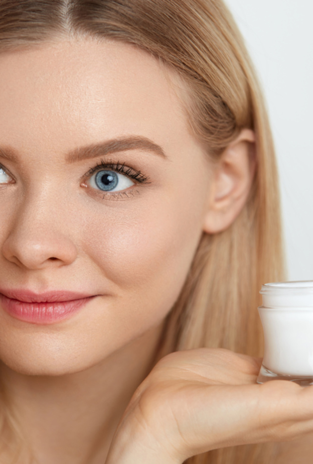 تعرفي على الفرق بين كريم العيون وسيروم العيون