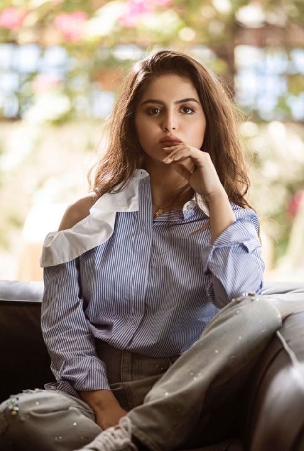 اطلالة شبابية بالقميص والسروال الدينيم