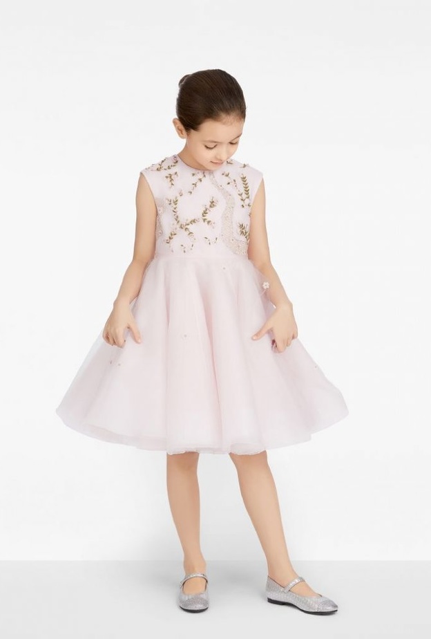  Dior تأخذنا في رحلة آسرة عبر عالم الطفولة الساحر