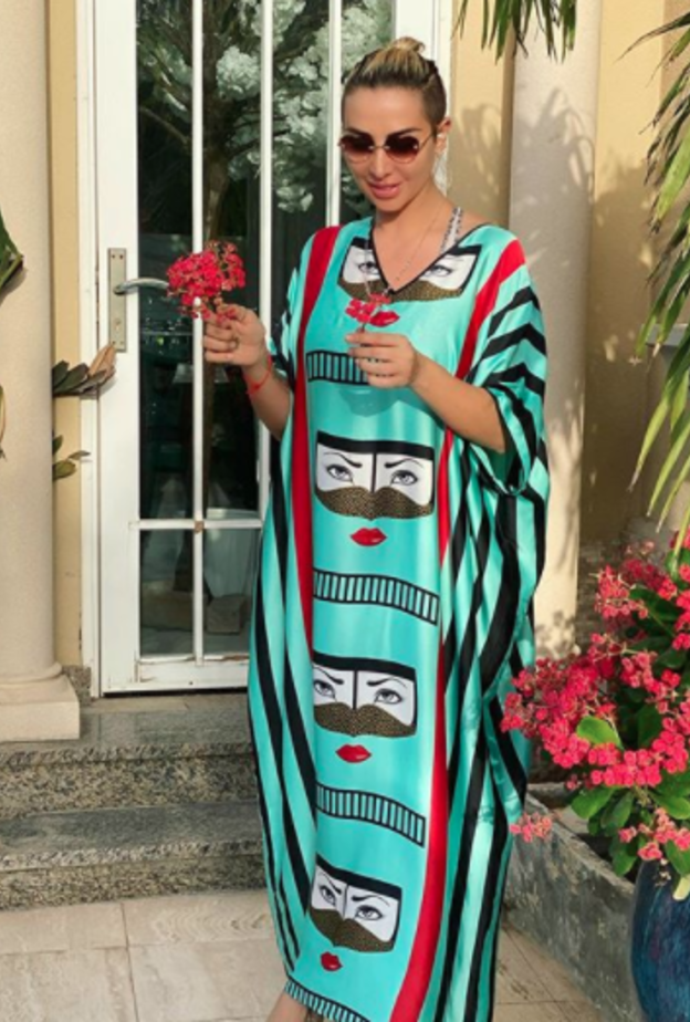 اختارت جويل جلابية بتصميم شبابي لاطلالة صباحية