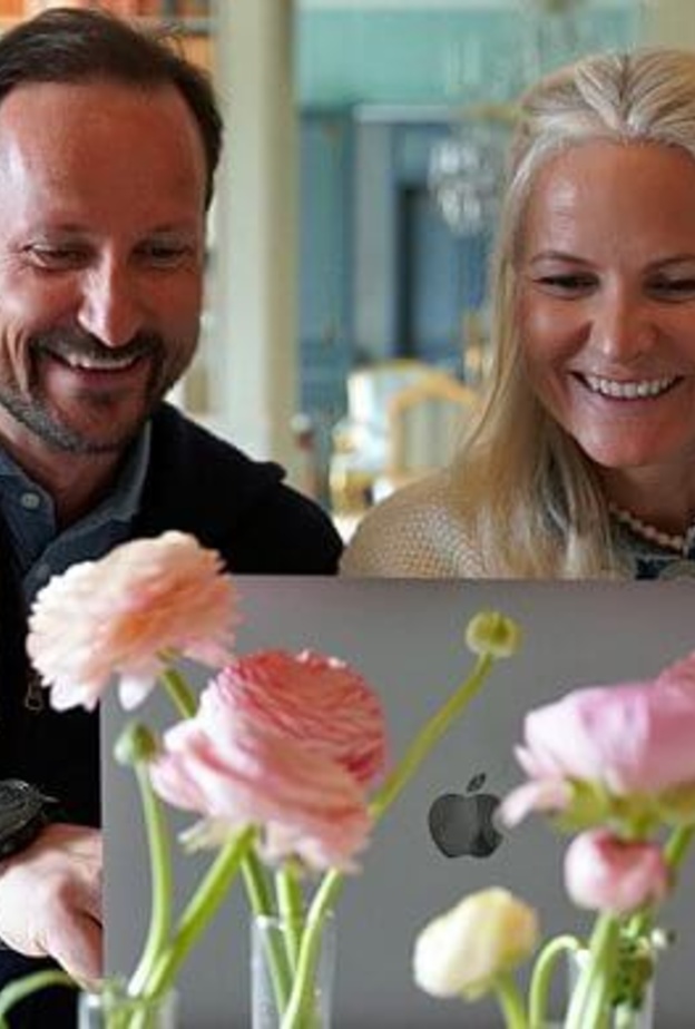 الأمير هاكون وزوجته يتحدثون في مكالمة مرئية مع الطلاب