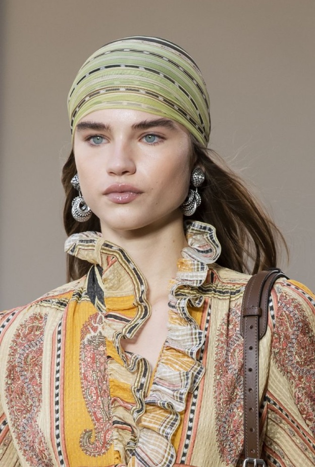 اكسسوارات شعر الباند الامامي العريض من دار Etro