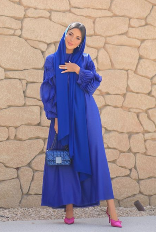 اطلالة مشرقة نسقتها فاطمة حسام في فستان باللون الأزرق