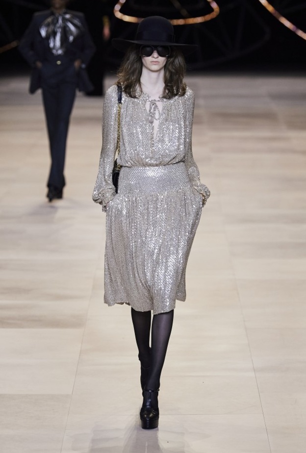 اطلالة باللون الفضي من تصميم دار Celine