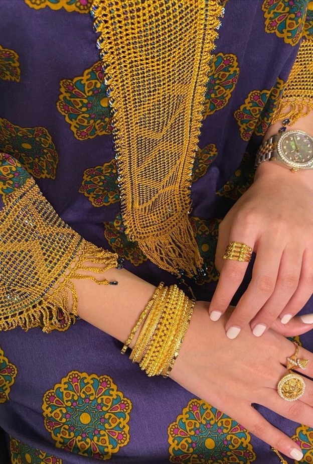  تنسيق إطلالة تقليدية بمجوهرات ذهب على طريقة المدونة مريم مجيد