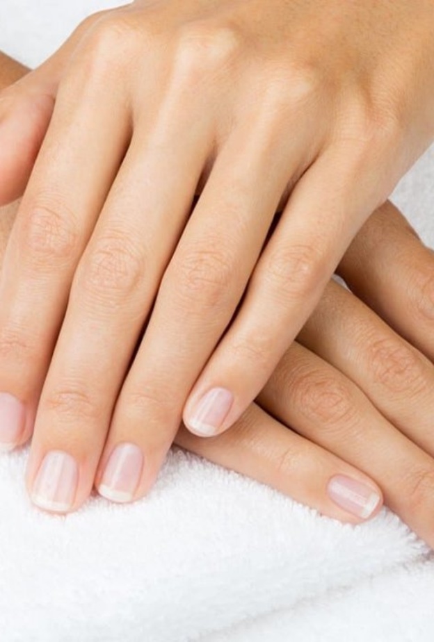 3 طرق طبيعية بسيطة لعلاج اصفرار الأظافر في المنزل قبل عيد الفطر