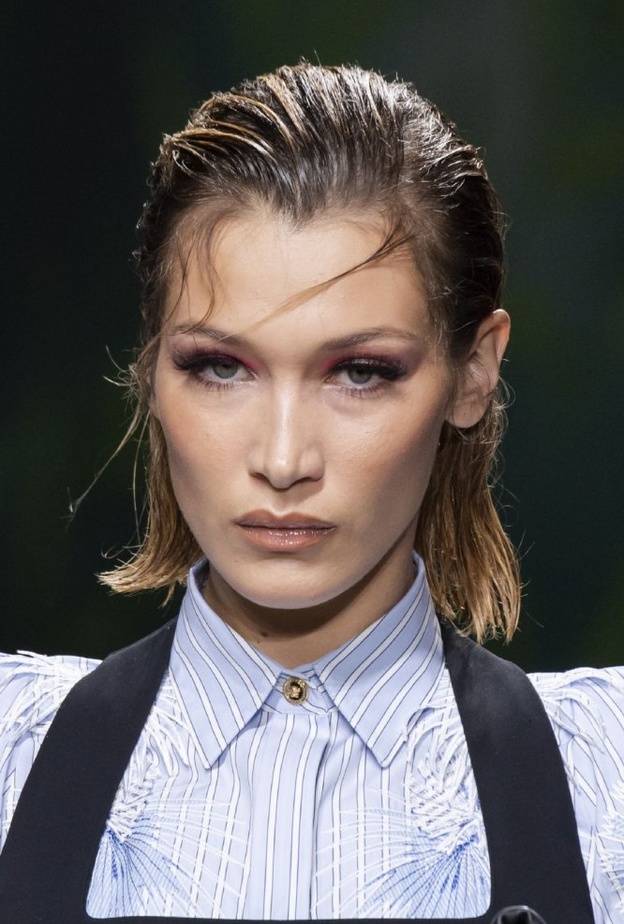 تسريحات شعر كاري لعيد الفطر بأسلوب مبلل من دار Versace