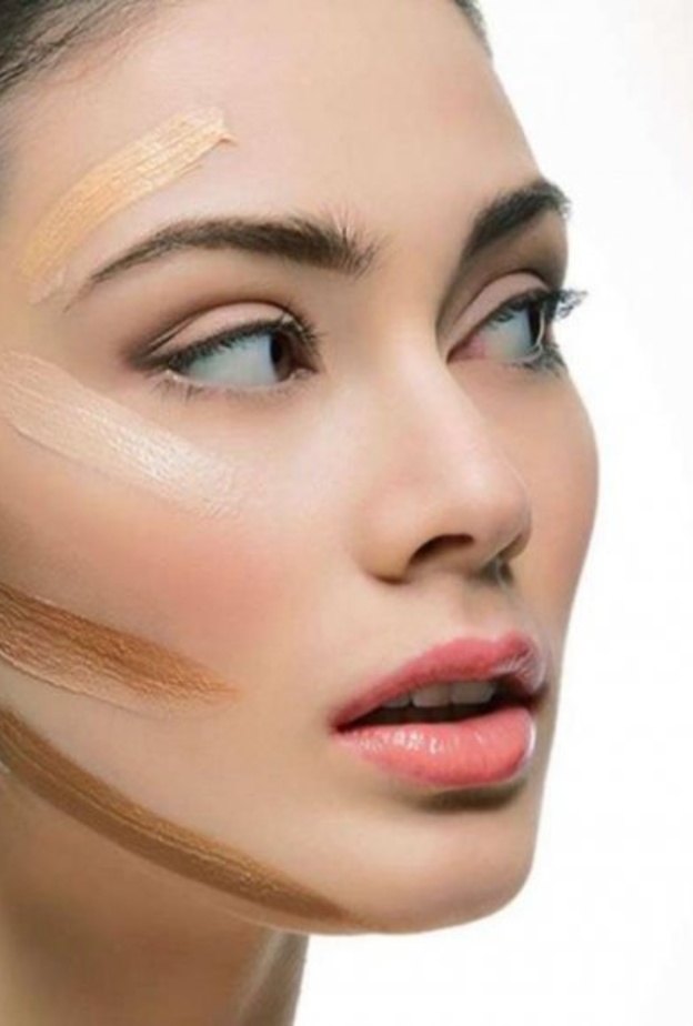 ضعي أحمر الخدود تحت حدقة العين لتصغير الوجه الطويل