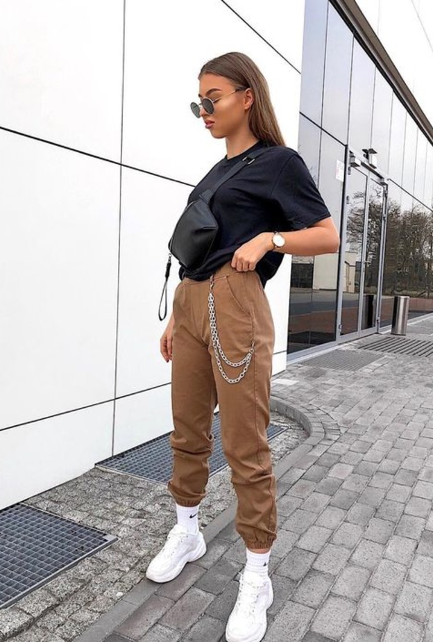 نسقي لوك شبابي مريح في بنطلون الكارغو