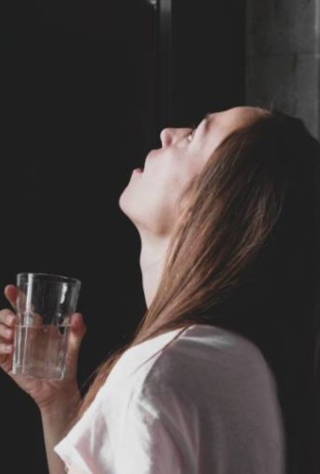  هل الغرغرة بالماء والملح تقي من كورونا