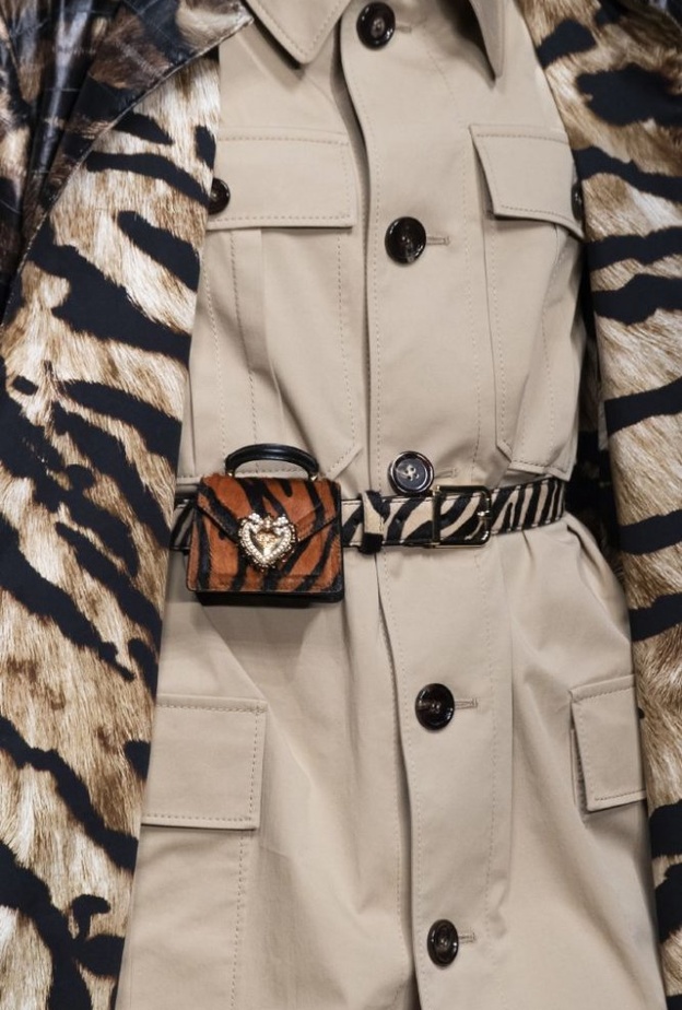 طريقة تنسيق اكسسوارات شنطة الحزام المزخرف لاطلالات الفطر 2020 من Dolce&Gabbana