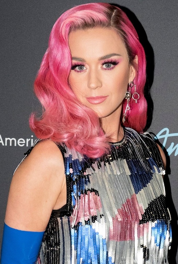 كيتي بيري والشعر الوردي الرائع