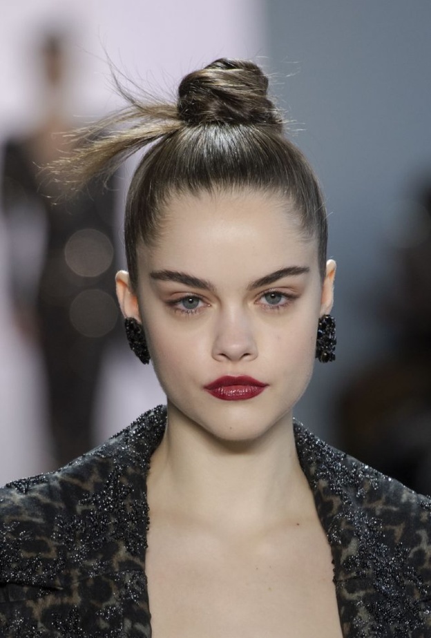 تسريحات شعر الكعكة العالية في عيد الفطر 2020 من Badgley Mischka