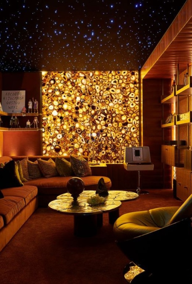 غر فة كعيشة حميمية داخل قصر مغني الراب الشهير Drake