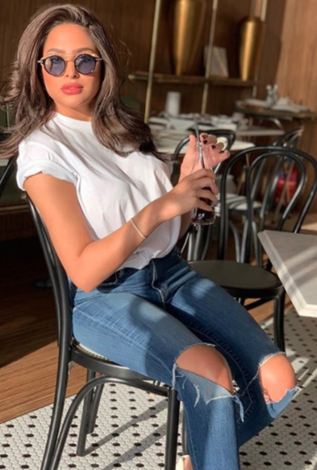 الجينز والتيشرت بأسلوب فوز الفهد