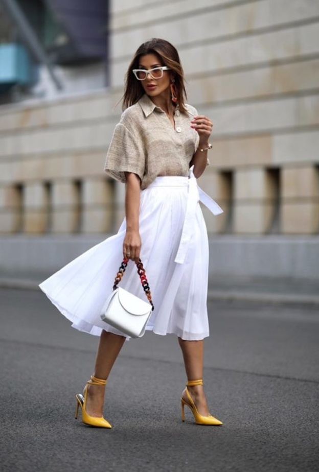 نسقي اطلالات عصرية هذا الصيف في التنورة البيضاء