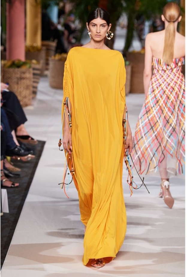 ملابس من اللون الاصفر موضة هذا الموسم لاطلالات العيد من Oscar de la Renta