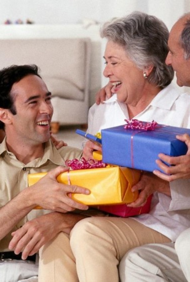  تقديم الهدايا من النصائح المفيدة لكسب ود اهل زوجك