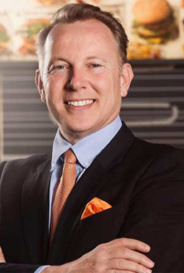 الأمير أوتو شارك في حملات توزيع الطعام على الضعفاء والمحتاجين