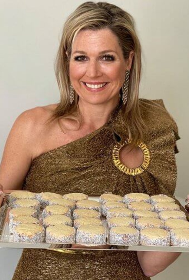 ملكة هولندا تحضر البسكويت في إطلالة ذهبية أنيقة