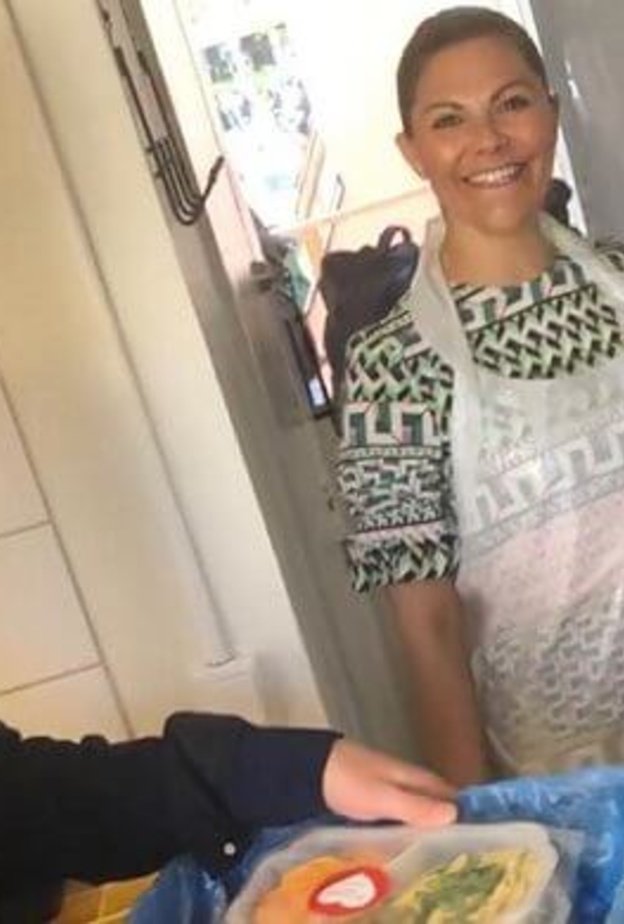 الأميرة فيكتوريا تتطوع للعمل في مطبخ خيري