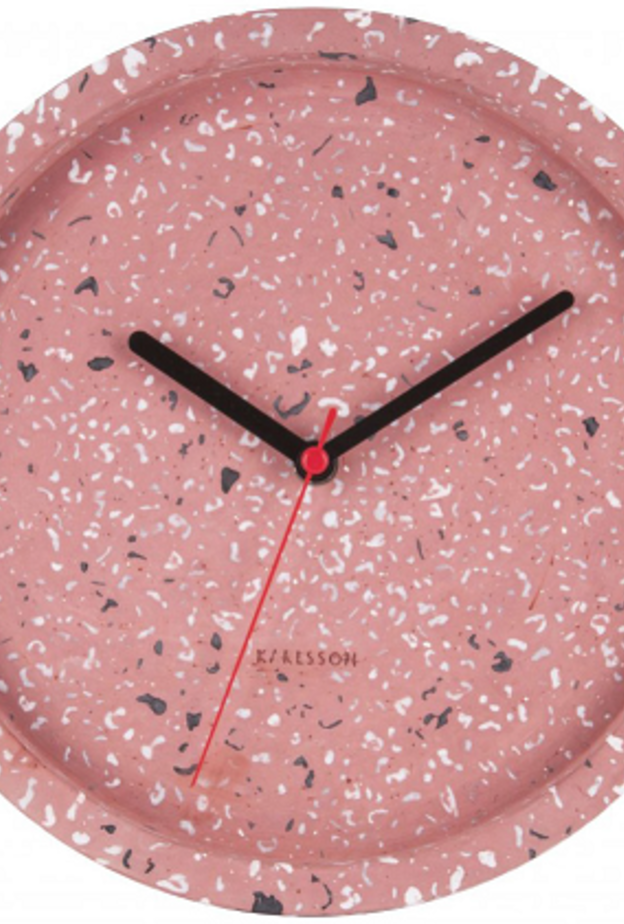 ساعة الحائط توم تيراتزو Tom Terrazzo باللون الوردي من كارلسون Karlsson