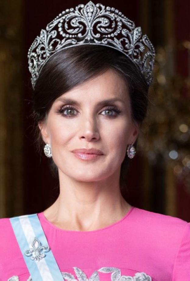 الملكة ليتيزيا ترتدي تاج Fleur de Lys