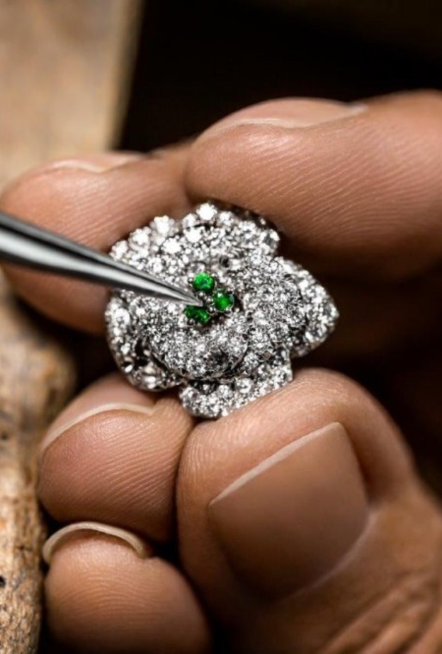  المهارة الحرفيّة لحقائب الكلاتش من Dior المرصّعة بالمجوهرات