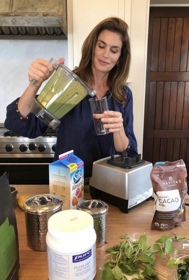 سيندي كروفورد تستمر باختراع الوصفات الصحية خلال الحجر المنزلي