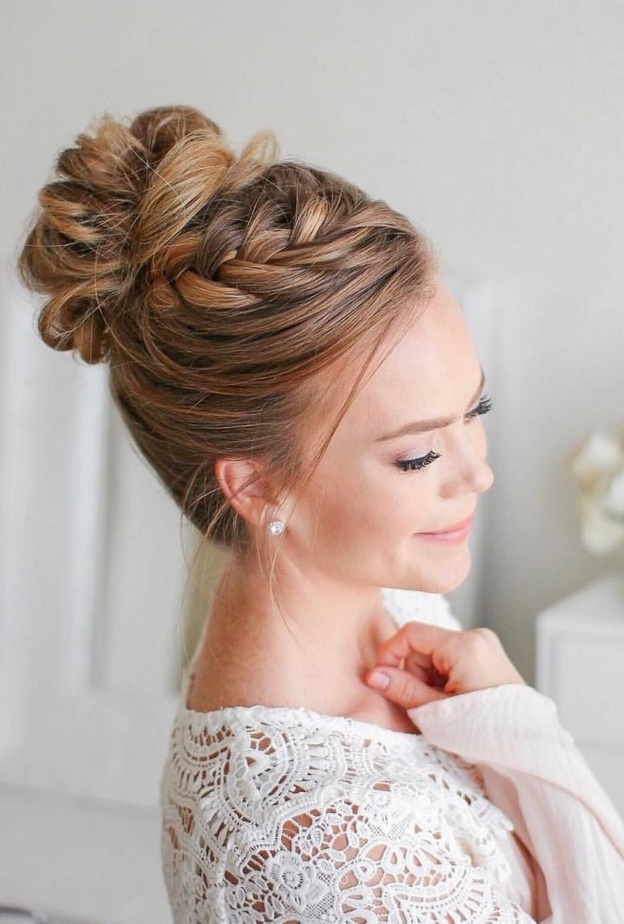 تسريحات شعر مرفوعة لإطلالة مميزة في العيد