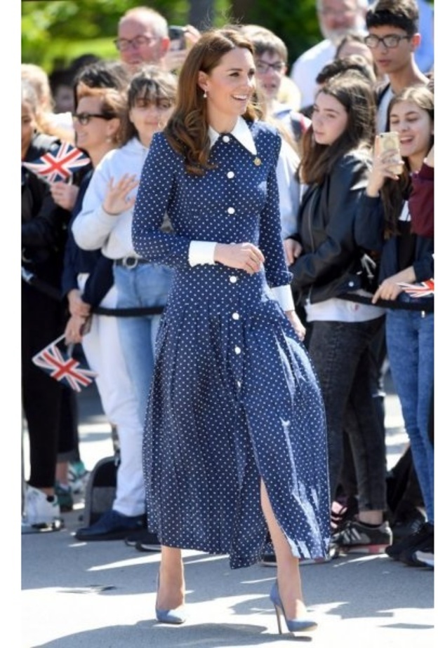 أطلت كيت بفستان من مجموعة Beulah تميّز بنقشة الورود وبياقته باللون الأبيض