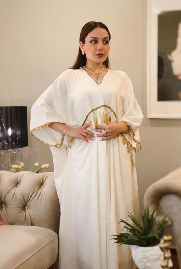  عبايا شرقية باللون الأبيض