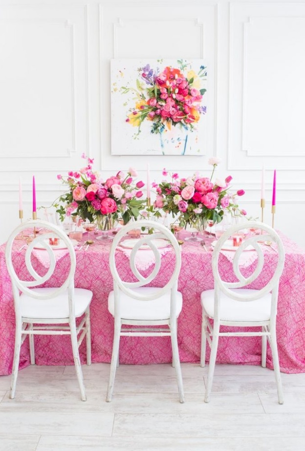 مائدة طعام احتفالية بألوان الزهر المشرقة