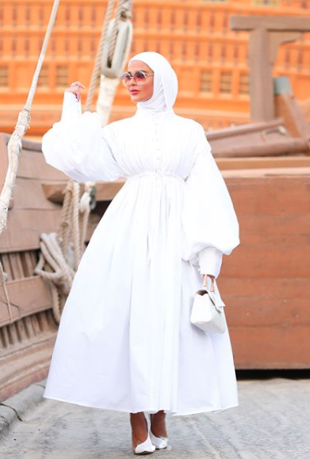 مرمر محمد اختارت اطلالة عصرية وجذابة بالفستان الأبيض بالقصة الكبيرة