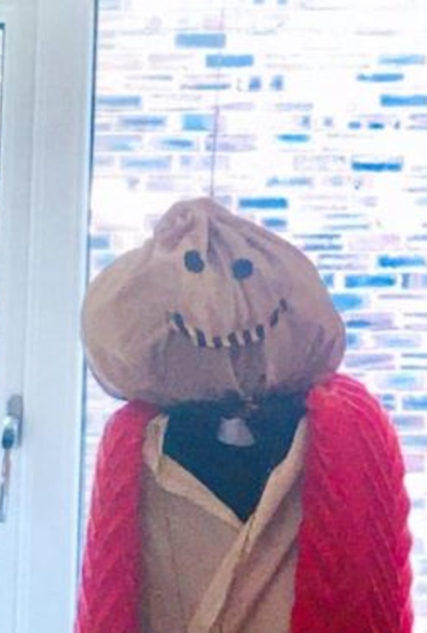  العروسين أمام تمثال مصنوع من الكراتين ليشرف على مراسيم حفل الزفاف