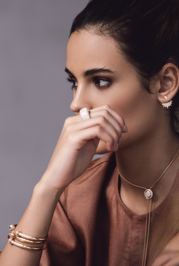 ساعة من مجموعة لايملايت غالا Limelight Gala، وأقراط من مجموعة سانلايت Sunlight، وخاتمان من مجموعة روز Rose. كل القطع من بياجيه Piaget