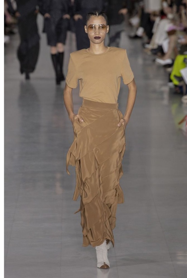 تنسيق ملابس باللون الترابي المشرق مع التنورة الطويلة من دار Max Mara